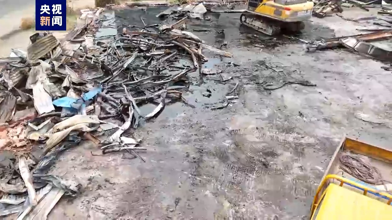 白种白人送货员用剪贴板上的清单查看包裹。准备在仓库中调派的包裹箱的人。商业服务概念。矢量图卡通插图。方形布局。  库存矢量图（免版税）1054541513 | Shutterstock, image size:1280x720